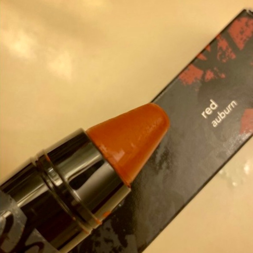 This color stick offers instant gray  & root coverage with blendable application